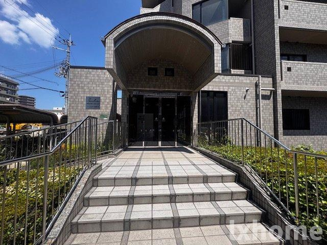 フェルザ南茨木のエントランス|ゆとりのあるエントランスです