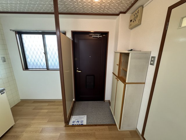 パレス・トミの玄関