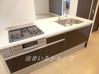 広島市安佐北区可部南１丁目のアパートのキッチン|３口ガスコンロ・グリル付きシステムキッチン