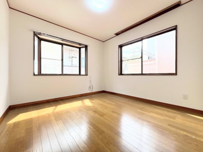 【洋室】 | ◆権太坂1丁目中古戸建◆ | ◆二面採光で、陽差しを長時間受ける事が出来る暖かい室内です。もちろんペアガラスなので、遮音性にも優れ、結露も発生しにくい構造。サッシ周りのカビが発生しにくくなります。