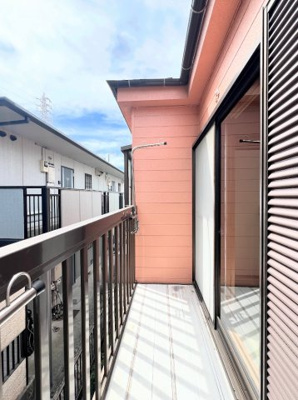 【バルコニー】 | ◆権太坂1丁目中古戸建◆ | ◆気持ちのいい空が見渡せる広いバルコニー。爽やかな風を感じて、心躍る素敵な暮らしがはじまります。通風・採光にも優れ、心地よい光と風があふれています。