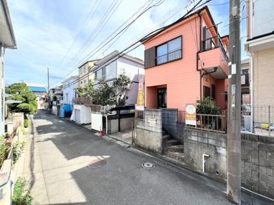 【前面道路含む現地写真】 | ◆権太坂1丁目中古戸建◆ | ◆一戸建てを中心とした街並みが整然と続き、周辺は高い建物が建っていないので、緑の多い閑静な趣を感じる環境です。街並みや周辺環境も重要なポイントです！！