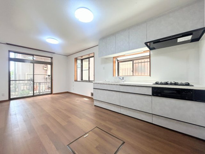 【居間・リビング】 | ◆権太坂1丁目中古戸建◆ | ◆一家だんらんのスペースとなるＬＤＫ。窓から明るい光が差し込み、思わず家族の会話も弾む快適な空間。