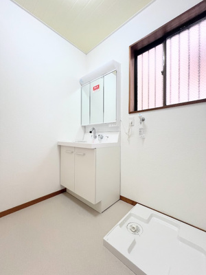 【独立洗面台】 | ◆権太坂1丁目中古戸建◆ | ◆毎日使う場所だから、機能的で使いやすさに配慮したパウダールーム。すっきりと使えるように収納も豊富にご用意しています。