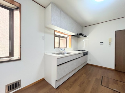 【キッチン】 | ◆権太坂1丁目中古戸建◆ | ◆ご家族みんなで調理ができる位のスペースを実現したキッチン空間となっております。みんなで作った料理を召し上がりながらの会話は、どのような物になるのでしょうか。