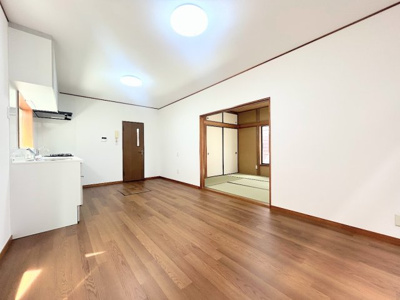 【居間・リビング】 | ◆権太坂1丁目中古戸建◆ | ◆柔らかな色合いのフローリングと清潔感のあふれる白のクロスが明るい空間を創り出しているリビングダイニング。家族の集まる憩いの場にふさわしいです。