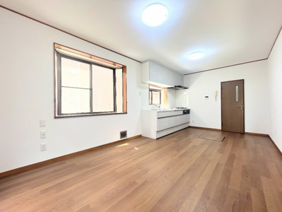 【居間・リビング】 | ◆権太坂1丁目中古戸建◆ | ◆リビングは一日中太陽の光が射し込みます。家族が集まる空間は、自然と笑顔が溢れます！