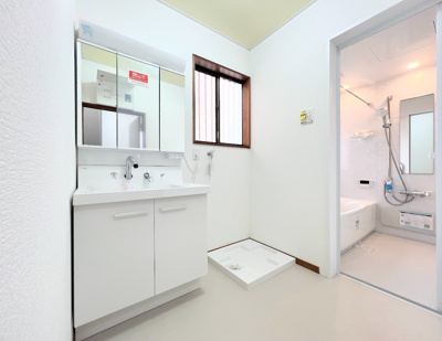 【独立洗面台】 | ◆権太坂1丁目中古戸建◆ | ◆ご家族の1日が始まり、1日が終わりを締めくくる洗面空間。洗濯機を配置しても十分なスペースを確保した設計となっております。

