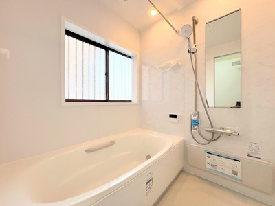 【浴室】 | ◆権太坂1丁目中古戸建◆ | ◆モダンデザインの空間が気持ちよさを高めてくれるバスルーム。すっきりとした清潔感の中に都会的なセンスが感じられ、心身をリフレッシュできる寛ぎを深めてくれるスペースです。