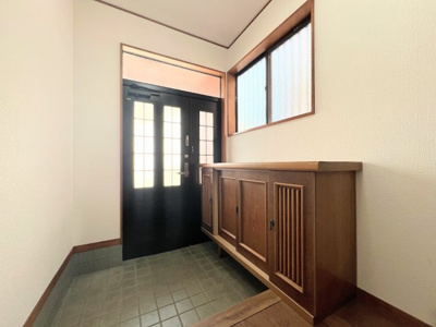 【玄関】 | ◆権太坂1丁目中古戸建◆ | ◆光の渦が溢れた明るい玄関ホール。「おかえり」と「ただいま」が交差するお家の顔とも言える場所は爽やかで心地良い空間となっています。すっきり片付いた玄関で来客時にも自信が持てそう。