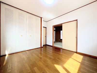 【洋室】 | ◆権太坂1丁目中古戸建◆ | ◆室内はいつも明るい印象なので気持ちの良い朝を迎えられます。各部屋にはクローゼットを完備しており、収納が多いお家はすっきりして快適空間です。