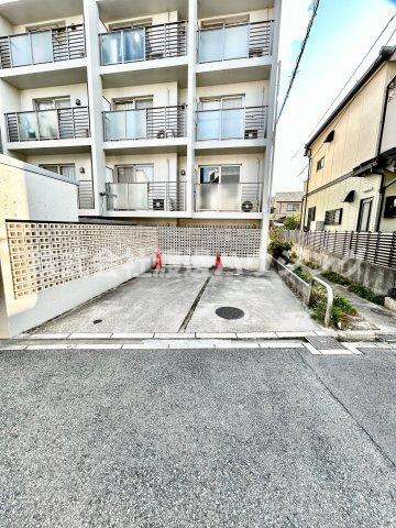 クオリア吹田の駐車場