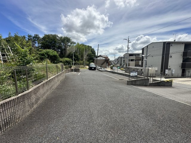 ヒルズ三好の駐車場