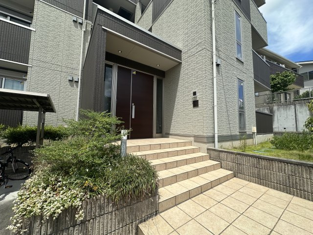 ヒルズ三好のエントランス
