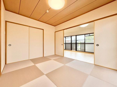 【和室】 | グラン・コート堺ザビエル公園東 | 15.5帖のLDKと隣接した6畳の和室。
お子様の遊び部屋・お昼寝スペースとして使うのもオススメです♪