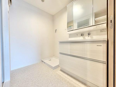 【独立洗面台】 | グラン・コート堺ザビエル公園東 | 一日の始まりの朝、歯磨きをしたりメイクや髪をセットしたり・・・使いやすさが考えられた3面鏡です♪シャワー付水栓で洗面台でのシャンプーや毎日の掃除に大変便利ですね♪