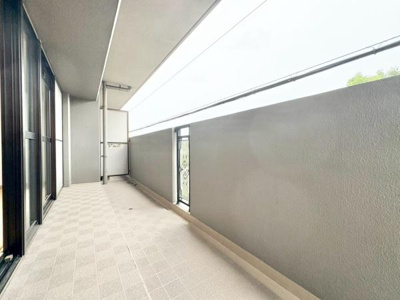 【バルコニー】 | グラン・コート堺ザビエル公園東 | 開放的なバルコニーは見晴らしもよく、太陽の温かな温もりをめいっぱい受け止めてくれます。太陽の光と爽やかな風を受けたお洗濯物はあっという間に乾き、取りこむ時には太陽の匂いを感じられそうですね♪