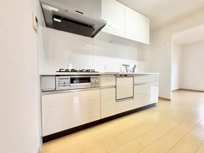 【キッチン】 | グラン・コート堺ザビエル公園東 | 食器洗乾燥機付きで家族の食器もピカピカ。後片付けもラクラクこなせて、日々の生活には欠かせない便利設備。環境にもママの手にも優しいのがうれしいですね。