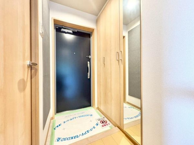 【玄関】 | グラン・コート堺ザビエル公園東 | 上質感漂う玄関へのアプローチ。居住者の帰り、訪れる方を優しく迎える・安らぎに満ちた生活空間を予感させる。健やかな暮らしを楽しめそう
