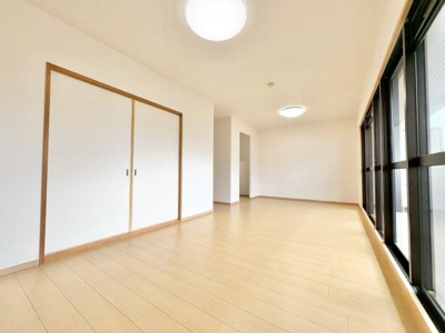 【居間・リビング】 | グラン・コート堺ザビエル公園東 | 来客の際には、LDKと和室の間の扉を開けることで、開放感あふれる空間に！
どちらの居室にも大きな窓がある為、リビング全体が明るい陽光に包まれます。