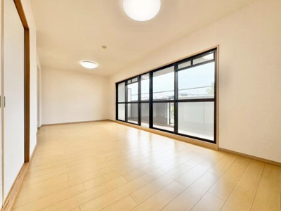 【居間・リビング】 | グラン・コート堺ザビエル公園東 | 大切なご家族が集まるからこそＬＤＫはこだわりたい！休日はおひさまの光をたっぷりと取りこめるリビングでゆったりと過ごしませんか？子供たちが元気に笑いながら走り回っても十分な広さの空間です。