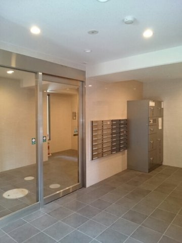 プラステ東島田のエントランス