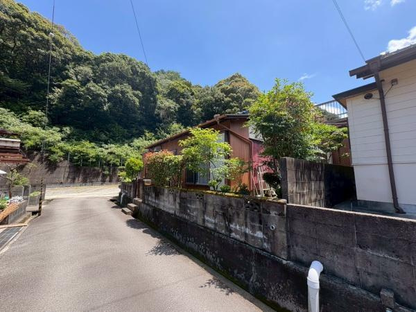 海南市重根　中古戸建の前面道路含む現地写真