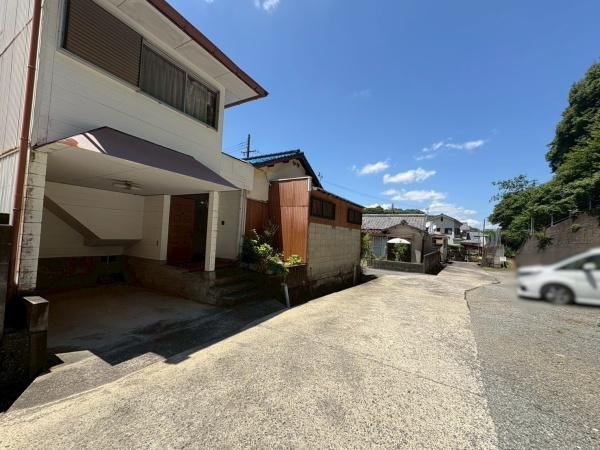 海南市重根　中古戸建の前面道路含む現地写真