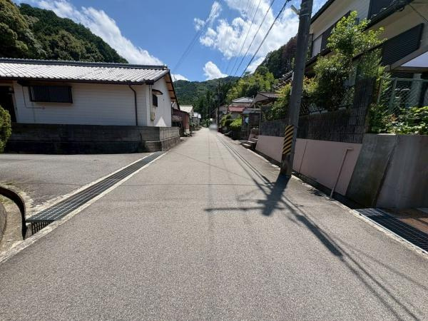海南市重根　中古戸建の前面道路含む現地写真