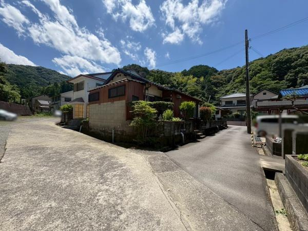 海南市重根　中古戸建の前面道路含む現地写真
