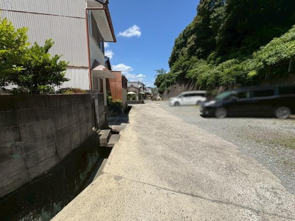 海南市重根　中古戸建の前面道路含む現地写真