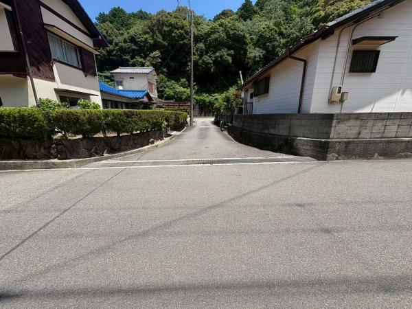 海南市重根　中古戸建の前面道路含む現地写真