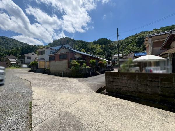海南市重根　中古戸建の前面道路含む現地写真