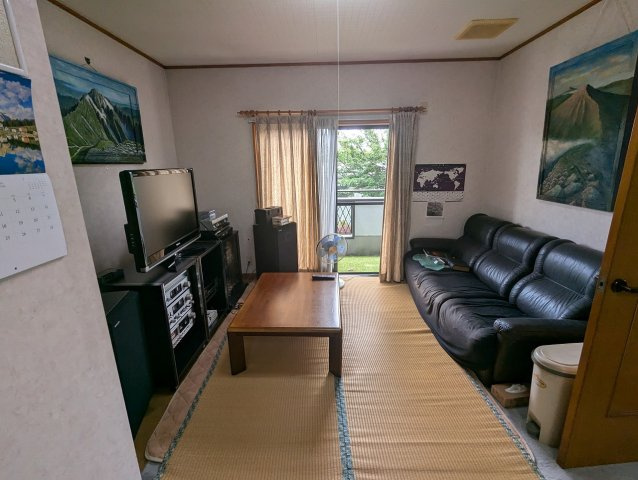 売中古戸建　駿東郡長泉町下長窪の洋室|大きい窓があるので明るい空間でのびのびと生活できます。家族が自然に集まるような広さです。
