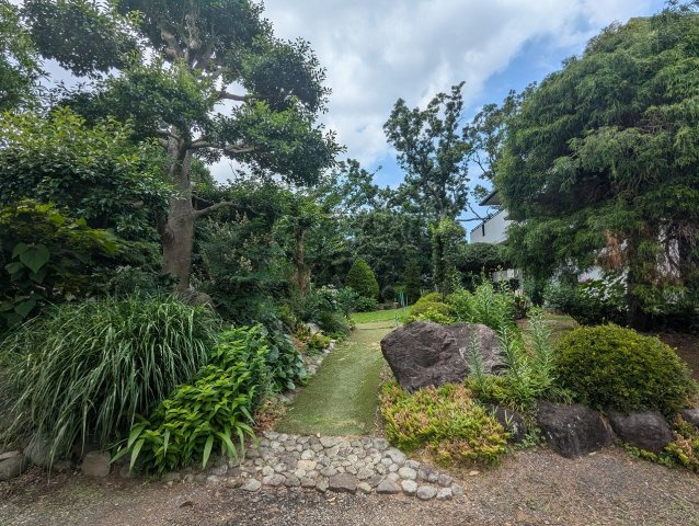 売中古戸建　駿東郡長泉町下長窪の庭|敷地面積600坪と広々しています。庭木を植えたり、ガーデニングが楽しめます。
