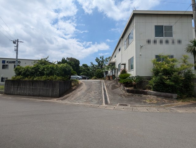 売中古戸建　駿東郡長泉町下長窪の外観|お車10台以上駐車可能です。間口が広々としています。車の出入りがスムーズに行えます。