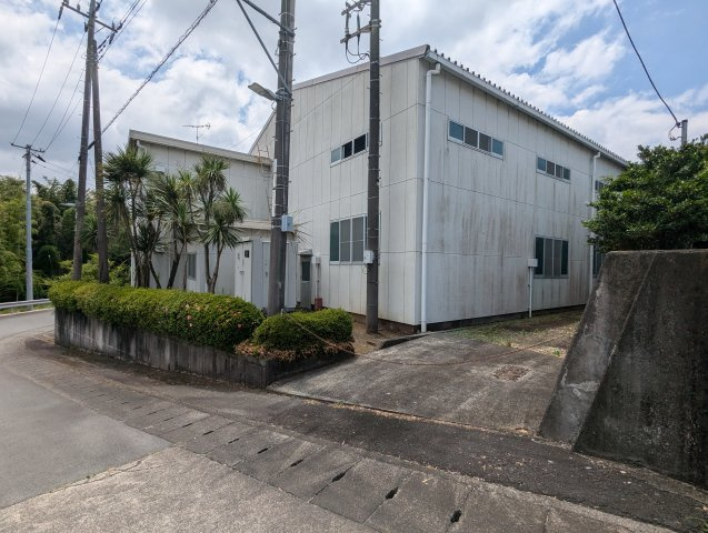 売中古戸建　駿東郡長泉町下長窪の前面道路含む現地写真|建物裏手から2トントラックが倉庫までそのまま進入できます。