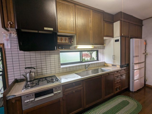 売中古戸建　駿東郡長泉町下長窪のキッチン|キッチンには窓があり明るく開放的です。壁付けキッチンなので集中してお料理出来ますね。