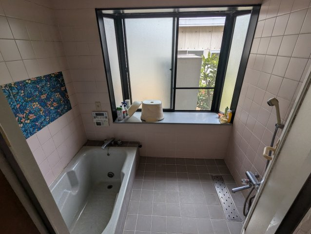 売中古戸建　駿東郡長泉町下長窪の浴室|窓があるので明るい室内です。窓が出窓になっているのでシャンプーを置いたり出来て便利です。