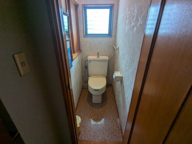売中古戸建　駿東郡長泉町下長窪のトイレ|トイレが各階にあります。忙しい朝や、ファミリー世帯は助かりますね。
