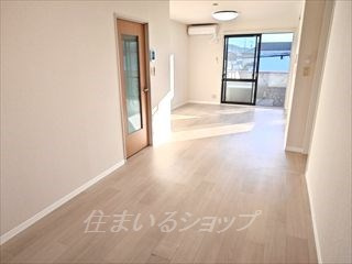 エモーション　Ｂ棟の居間・リビング|新品エアコン、全室照明付き