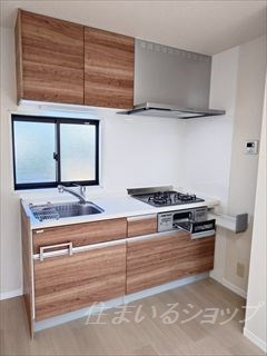 エモーション　Ｂ棟のキッチン|３口コンロ付きシステムキッチン新品です！