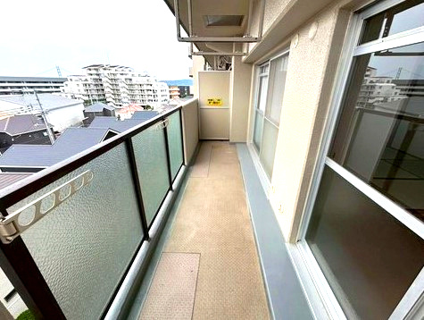 メゾンドール明石山ノ手台B棟のバルコニー