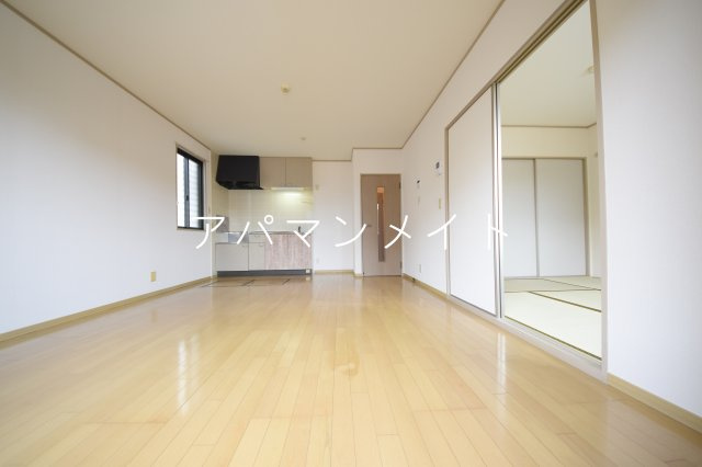 【居間・リビング】 | パークサイド上矢部A | おしゃれな居間です