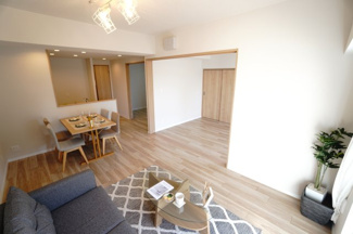 【居間・リビング】 | バルミー横川 | 【約13.7帖LDK】
デザインリフォームされた室内は
良い雰囲気になっております。
リノベーションで付加価値をプラスし、
ただの『住まい』ではなく『癒しのある空間』
に仕上がっております♪