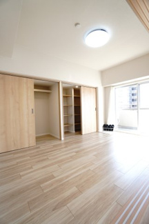 【洋室】 | バルミー横川 | 【洋室約5.8帖】
心と体をゆったりと安らげる主寝室。
寝室のゆとりが大きい分だけ、
暮らしの安らぎは深まります。
一日の疲れを癒すだけでなく、
ご夫婦の親密な語らいを紡ぎ出します。