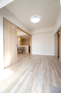 【洋室】 | バルミー横川 | 【洋室約5.8帖】
どんな家具や敷物でも部屋に馴染みやすく、
コーディネートがし易そうですね。
配置も柔軟に対応できるので身の回りの整理もし易い！
自分好みの空間に出来そうですね！