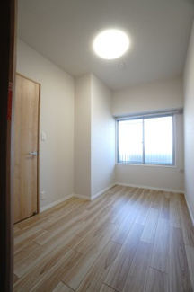 【洋室】 | バルミー横川 | 【洋室約4.2帖】
居室にはクローゼットを完備。
自由度の高い家具の配置が叶うシンプルな空間です。
お子様の成長と人数と共に必要になる
子供部屋にもぴったりの間取りですね。