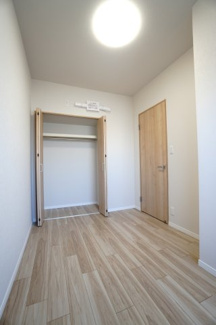 【洋室】 | バルミー横川 | 【洋室約4.2帖】
こども部屋をコーディネート！このぐらいの広さがあれば、 
お子さんの好きな色やモチーフを使ったコーディネートで、
勉強もお片付けも全部楽しいお気に入りの空間にしていけそうですね！