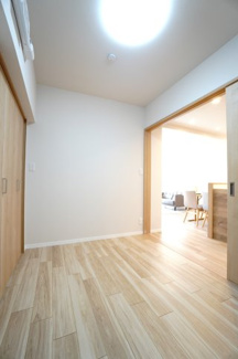 【洋室】 | バルミー横川 | 【洋室約4帖】
在宅勤務・リモートワークの書斎や、
趣味やくつろぎのスペースとしても。
家族と一緒に楽しい時間を過ごす中にも、
一人でくつろげる時間と場所は特に良いですね。
